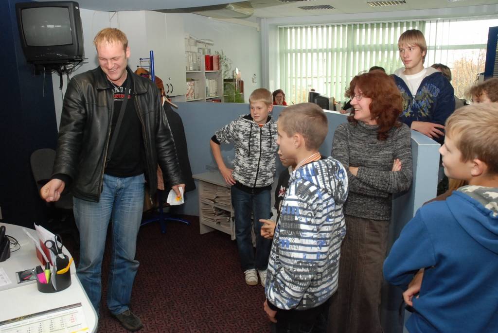 Šodien, 8. oktobrī, laikraksta "Kursas Laiks" redakcijā viesojās Krotes pamatskolas 5. un 9. klases skolēni un skolotājas.
Autors: Uldis Dobelis