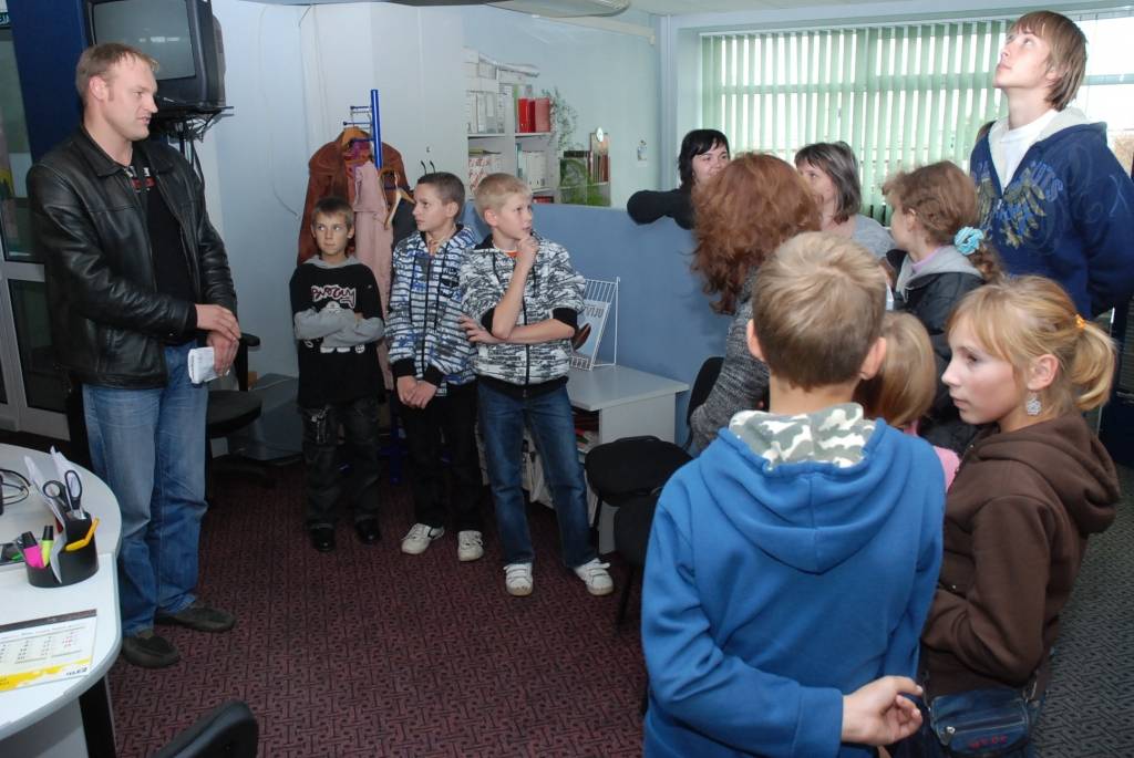 Šodien, 8. oktobrī, laikraksta "Kursas Laiks" redakcijā viesojās Krotes pamatskolas 5. un 9. klases skolēni un skolotājas.
Autors: Uldis Dobelis