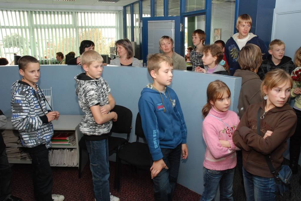 Šodien, 8. oktobrī, laikraksta "Kursas Laiks" redakcijā viesojās Krotes pamatskolas 5. un 9. klases skolēni un skolotājas.
Autors: Uldis Dobelis