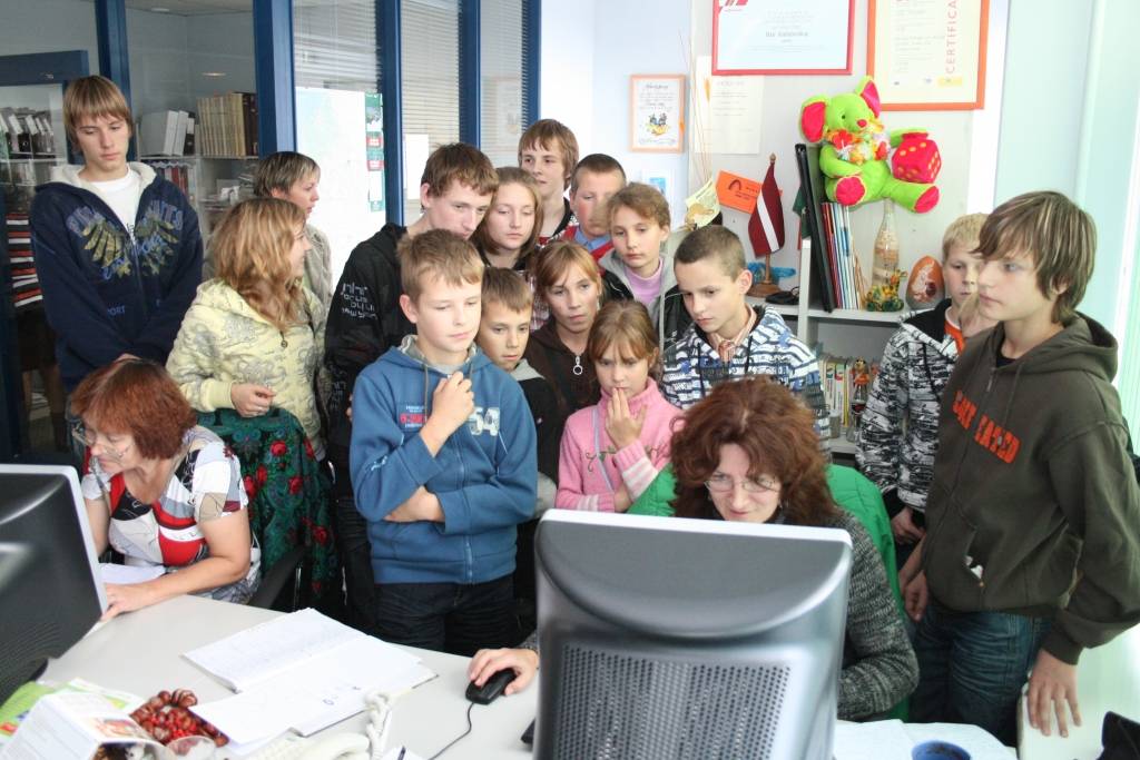 Šodien, 8. oktobrī, laikraksta "Kursas Laiks" redakcijā viesojās Krotes pamatskolas 5. un 9. klases skolēni un skolotājas.
Autors: Uldis Dobelis