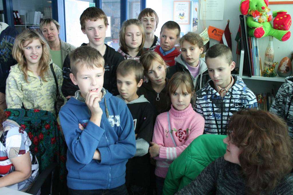 Šodien, 8. oktobrī, laikraksta "Kursas Laiks" redakcijā viesojās Krotes pamatskolas 5. un 9. klases skolēni un skolotājas.
Autors: Uldis Dobelis