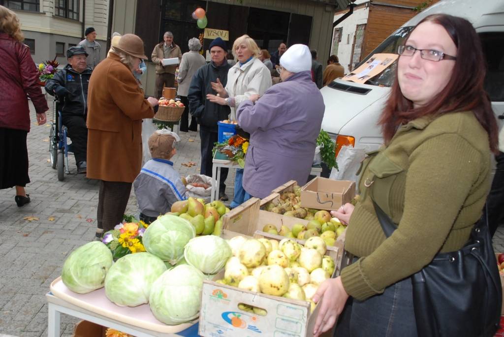 Loterijas biļešu bija par maz, pēc sestdienas "Ābolsvētkiem" secina Diakonijas centra vadītājs Mārtiņš Urdze. Lai arī saukti par "Ābolsvētkiem", visplašākajā piedāvājumā bija zemnieku saziedoti bumbieri un dārzeņi – burkāni, kabači,...
Autors: "Rekurzeme", portāls