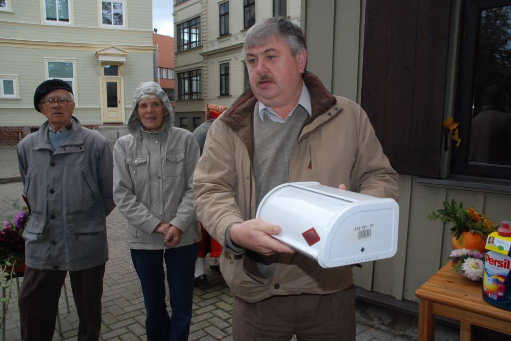 Loterijas biļešu bija par maz, pēc sestdienas "Ābolsvētkiem" secina Diakonijas centra vadītājs Mārtiņš Urdze. Lai arī saukti par "Ābolsvētkiem", visplašākajā piedāvājumā bija zemnieku saziedoti bumbieri un dārzeņi – burkāni, kabači,...
Autors: "Rekurzeme", portāls
