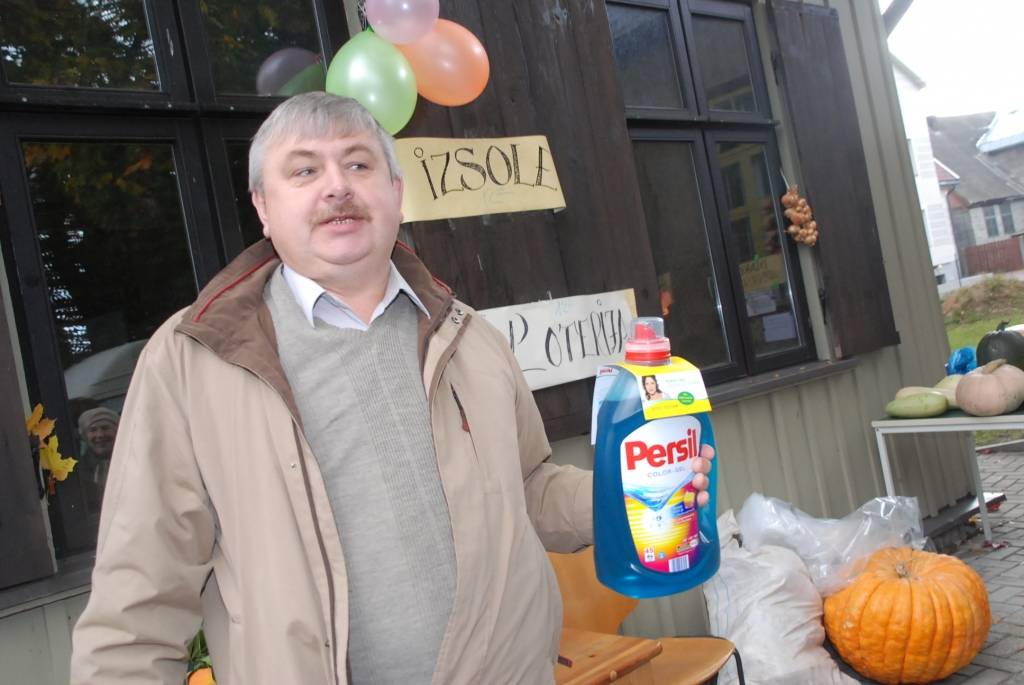 Loterijas biļešu bija par maz, pēc sestdienas "Ābolsvētkiem" secina Diakonijas centra vadītājs Mārtiņš Urdze. Lai arī saukti par "Ābolsvētkiem", visplašākajā piedāvājumā bija zemnieku saziedoti bumbieri un dārzeņi – burkāni, kabači,...
Autors: "Rekurzeme", portāls