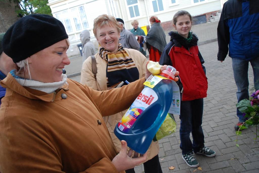 Loterijas biļešu bija par maz, pēc sestdienas "Ābolsvētkiem" secina Diakonijas centra vadītājs Mārtiņš Urdze. Lai arī saukti par "Ābolsvētkiem", visplašākajā piedāvājumā bija zemnieku saziedoti bumbieri un dārzeņi – burkāni, kabači,...
Autors: "Rekurzeme", portāls