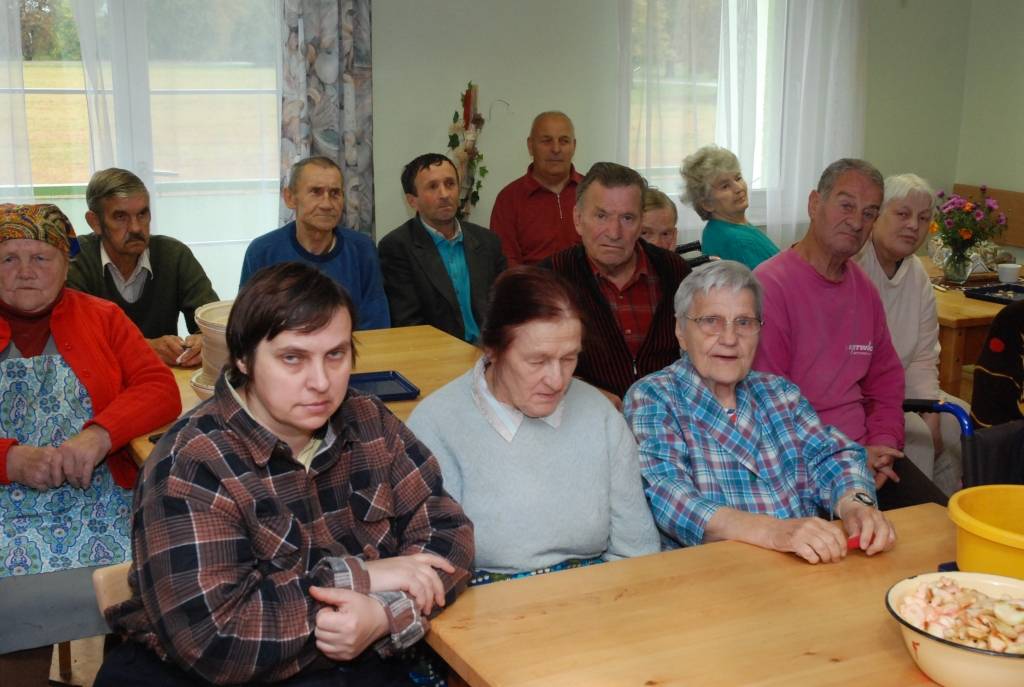 Veco ļaužu diena, kas arī Latvijā oficiāli nu ir atzīmējama 1. oktobrī, pansionātā “Rokaiži” Aizputes novadā pagāja rāmi. Jaunajā ēkas korpusā ēdamzālē daudzi sasēduši pie “ābolu darbiem”. Svinīgāk galdi bija klāti muižas ēkā. Katru kūkas...
Autors: "Rekurzeme", portāls