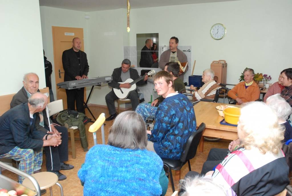 Veco ļaužu diena, kas arī Latvijā oficiāli nu ir atzīmējama 1. oktobrī, pansionātā “Rokaiži” Aizputes novadā pagāja rāmi. Jaunajā ēkas korpusā ēdamzālē daudzi sasēduši pie “ābolu darbiem”. Svinīgāk galdi bija klāti muižas ēkā. Katru kūkas...
Autors: "Rekurzeme", portāls