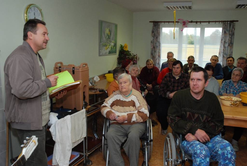 Veco ļaužu diena, kas arī Latvijā oficiāli nu ir atzīmējama 1. oktobrī, pansionātā “Rokaiži” Aizputes novadā pagāja rāmi. Jaunajā ēkas korpusā ēdamzālē daudzi sasēduši pie “ābolu darbiem”. Svinīgāk galdi bija klāti muižas ēkā. Katru kūkas...
Autors: "Rekurzeme", portāls