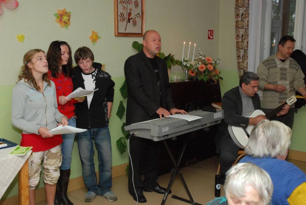 Veco ļaužu diena, kas arī Latvijā oficiāli nu ir atzīmējama 1. oktobrī, pansionātā “Rokaiži” Aizputes novadā pagāja rāmi. Jaunajā ēkas korpusā ēdamzālē daudzi sasēduši pie “ābolu darbiem”. Svinīgāk galdi bija klāti muižas ēkā. Katru kūkas...
Autors: "Rekurzeme", portāls