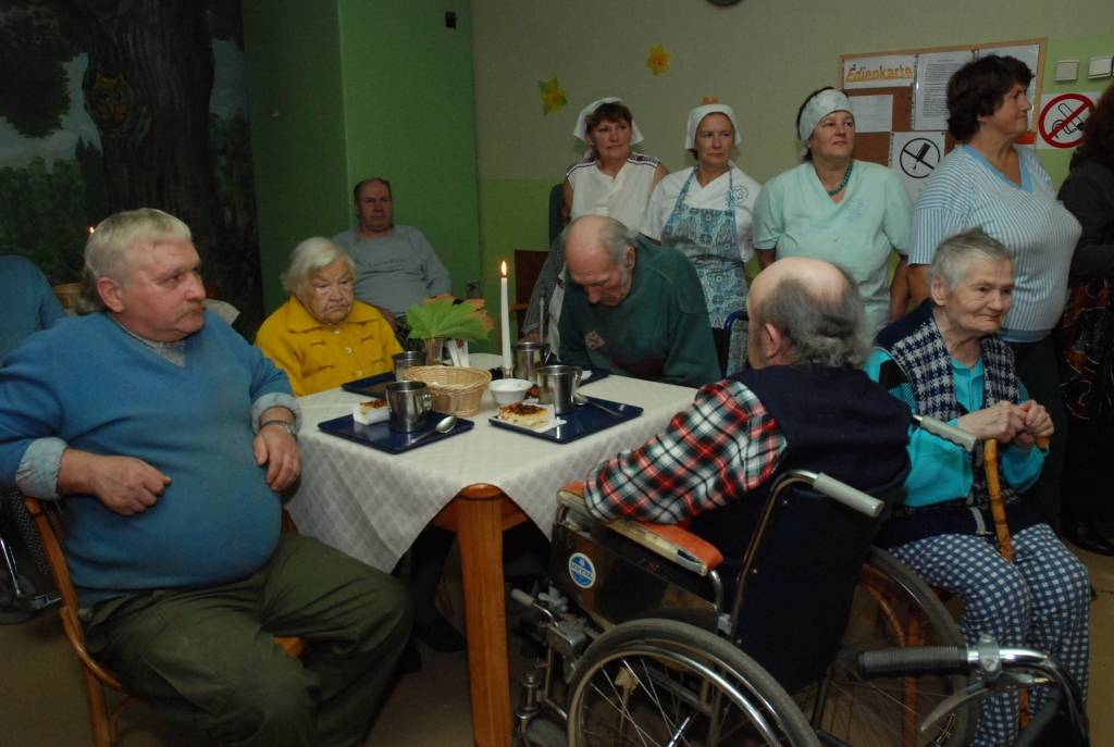 Veco ļaužu diena, kas arī Latvijā oficiāli nu ir atzīmējama 1. oktobrī, pansionātā “Rokaiži” Aizputes novadā pagāja rāmi. Jaunajā ēkas korpusā ēdamzālē daudzi sasēduši pie “ābolu darbiem”. Svinīgāk galdi bija klāti muižas ēkā. Katru kūkas...
Autors: "Rekurzeme", portāls