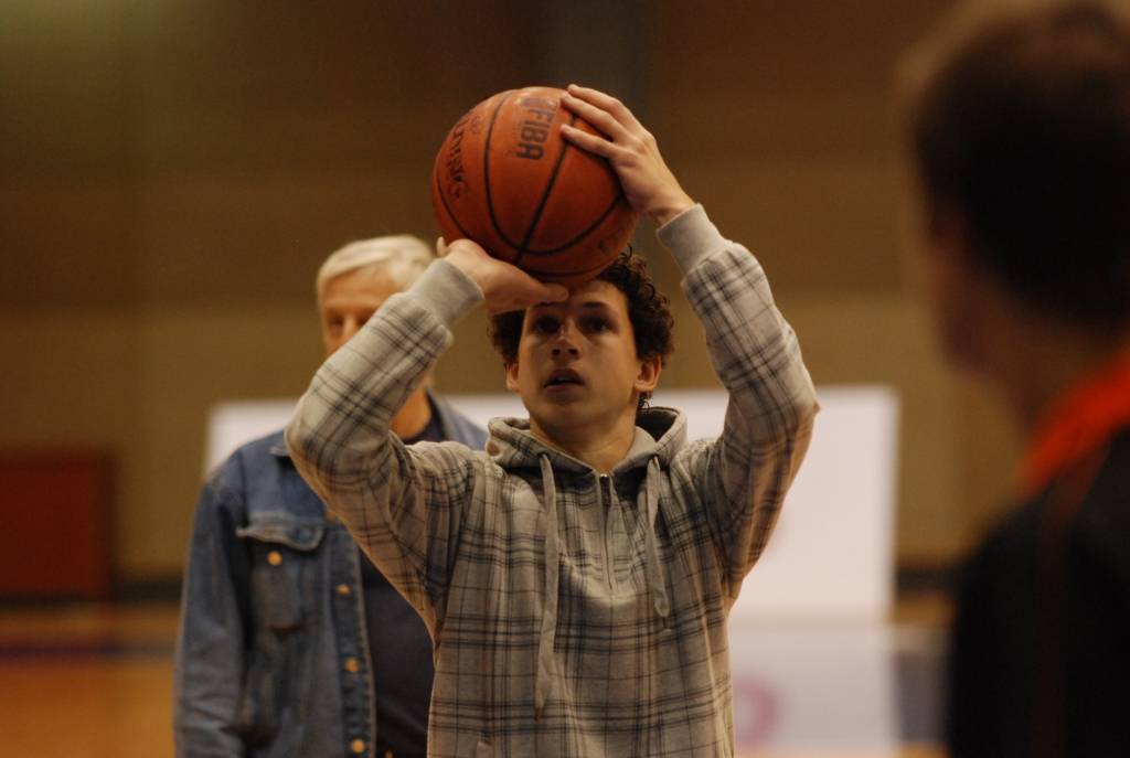 Baltijas Basketbola līgas elites divīzijas mača starp "Liepājas lauvām" un "VEF Rīgu" pārtraukumā pie bumbošanas tika arī skatītāji. Viņi par balvām sacentās soda metienos.
Autors: Uldis Dobelis