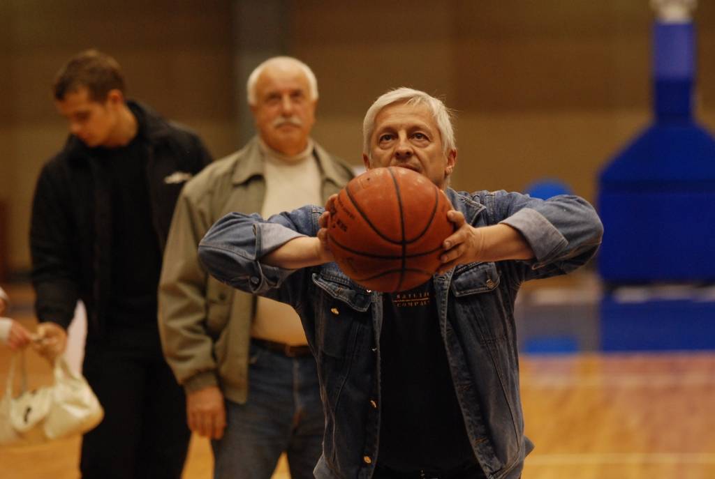 Baltijas Basketbola līgas elites divīzijas mača starp "Liepājas lauvām" un "VEF Rīgu" pārtraukumā pie bumbošanas tika arī skatītāji. Viņi par balvām sacentās soda metienos.
Autors: Uldis Dobelis