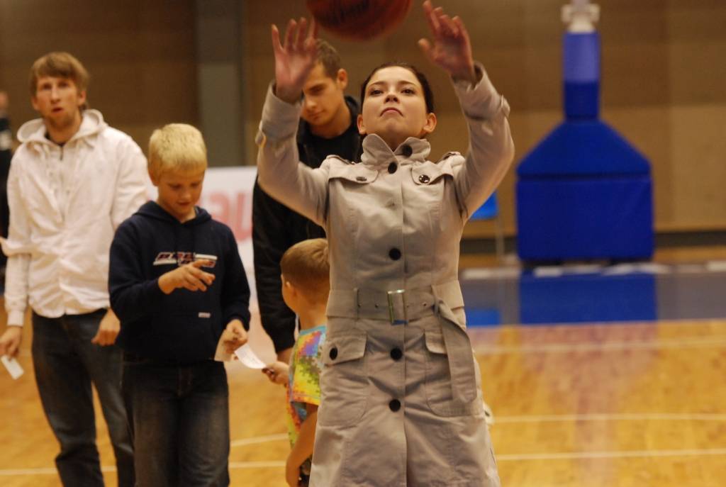 Baltijas Basketbola līgas elites divīzijas mača starp "Liepājas lauvām" un "VEF Rīgu" pārtraukumā pie bumbošanas tika arī skatītāji. Viņi par balvām sacentās soda metienos.
Autors: Uldis Dobelis