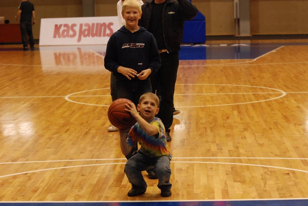 Baltijas Basketbola līgas elites divīzijas mača starp "Liepājas lauvām" un "VEF Rīgu" pārtraukumā pie bumbošanas tika arī skatītāji. Viņi par balvām sacentās soda metienos.
Autors: Uldis Dobelis