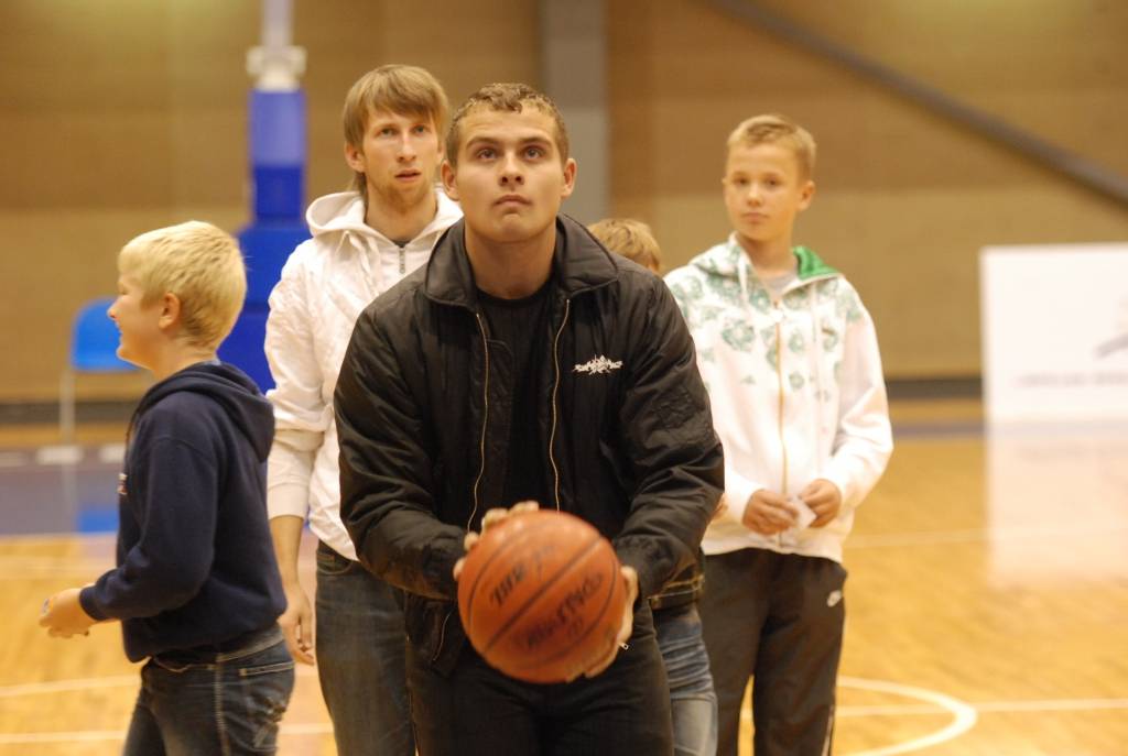 Baltijas Basketbola līgas elites divīzijas mača starp "Liepājas lauvām" un "VEF Rīgu" pārtraukumā pie bumbošanas tika arī skatītāji. Viņi par balvām sacentās soda metienos.
Autors: Uldis Dobelis