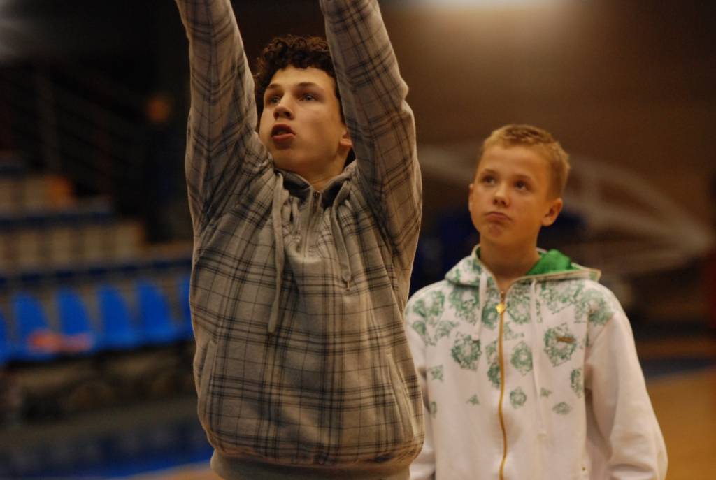 Baltijas Basketbola līgas elites divīzijas mača starp "Liepājas lauvām" un "VEF Rīgu" pārtraukumā pie bumbošanas tika arī skatītāji. Viņi par balvām sacentās soda metienos.
Autors: Uldis Dobelis