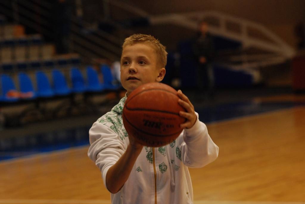 Baltijas Basketbola līgas elites divīzijas mača starp "Liepājas lauvām" un "VEF Rīgu" pārtraukumā pie bumbošanas tika arī skatītāji. Viņi par balvām sacentās soda metienos.
Autors: Uldis Dobelis