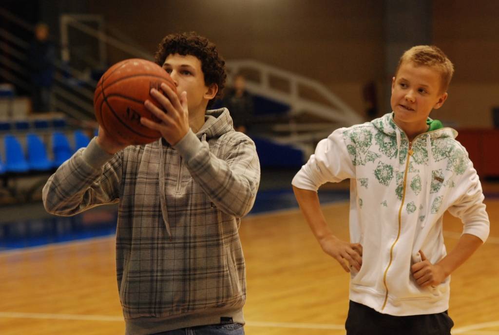 Baltijas Basketbola līgas elites divīzijas mača starp "Liepājas lauvām" un "VEF Rīgu" pārtraukumā pie bumbošanas tika arī skatītāji. Viņi par balvām sacentās soda metienos.
Autors: Uldis Dobelis