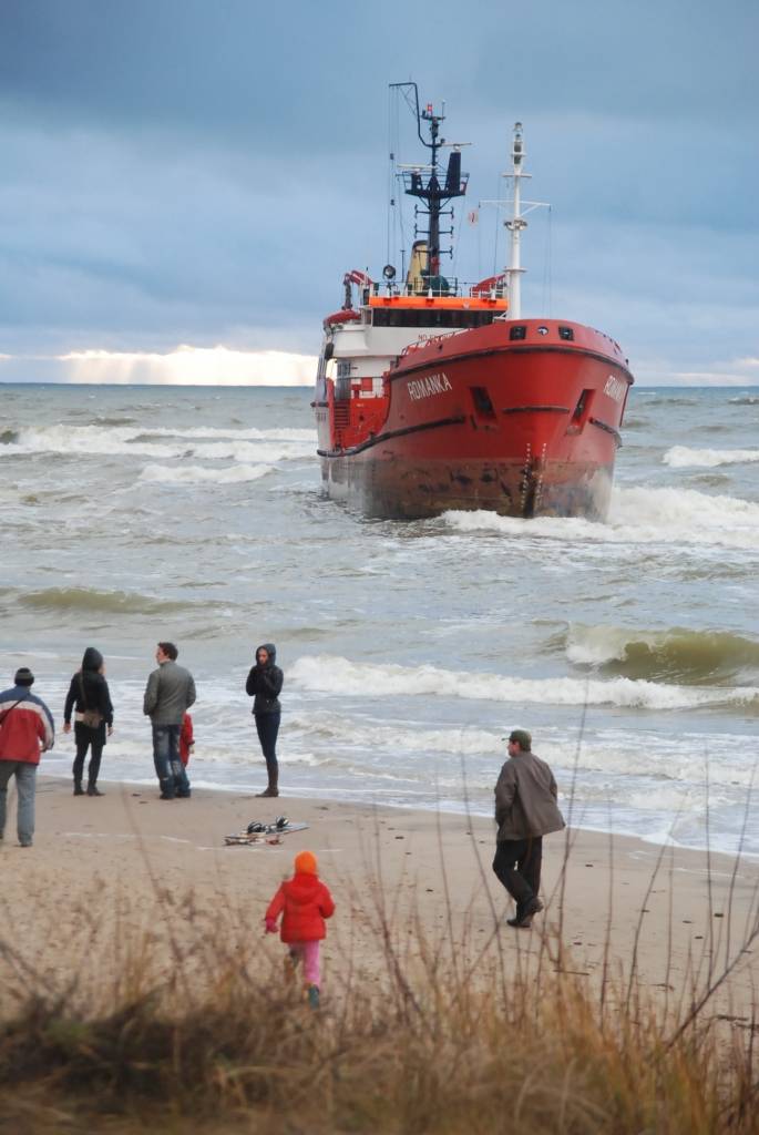 Poļu transportkuģi "Romanka" no sēkļa pie Akmeņraga Pāvilostas novadā novilka tikai vakar, 29. novembrī, vēlā pēcpusdienā. Uz sēkļa tas uzskrēja piektdienas agrā rītā. Kuģis bija apskatāms apmēram 50 metru attālumā no krasta, un to kā...