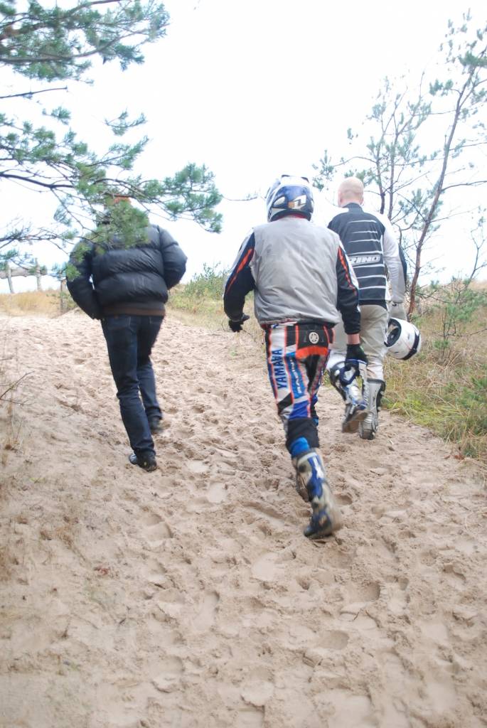 Poļu transportkuģi "Romanka" no sēkļa pie Akmeņraga Pāvilostas novadā novilka tikai vakar, 29. novembrī, vēlā pēcpusdienā. Uz sēkļa tas uzskrēja piektdienas agrā rītā. Kuģis bija apskatāms apmēram 50 metru attālumā no krasta, un to kā...