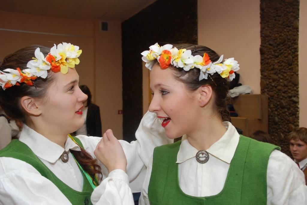Uz Pāvilostas kultūras nama skatuves sestdien pirmās Dziesmu svētku repertuārā dejas skatītājiem rādīja jauniešu deju kolektīvi no Liepājas mākslinieciskās jaunrades centra “Vaduguns”, Liepājas Draudzīgā aicinājuma 5.vidusskolas,...