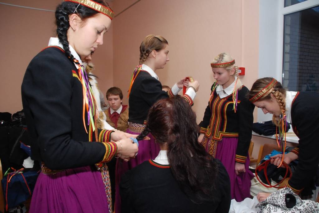Uz Pāvilostas kultūras nama skatuves sestdien pirmās Dziesmu svētku repertuārā dejas skatītājiem rādīja jauniešu deju kolektīvi no Liepājas mākslinieciskās jaunrades centra “Vaduguns”, Liepājas Draudzīgā aicinājuma 5.vidusskolas,...