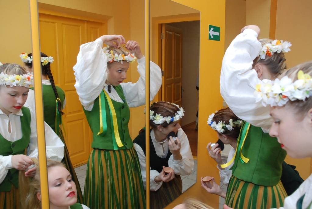Uz Pāvilostas kultūras nama skatuves sestdien pirmās Dziesmu svētku repertuārā dejas skatītājiem rādīja jauniešu deju kolektīvi no Liepājas mākslinieciskās jaunrades centra “Vaduguns”, Liepājas Draudzīgā aicinājuma 5.vidusskolas,...