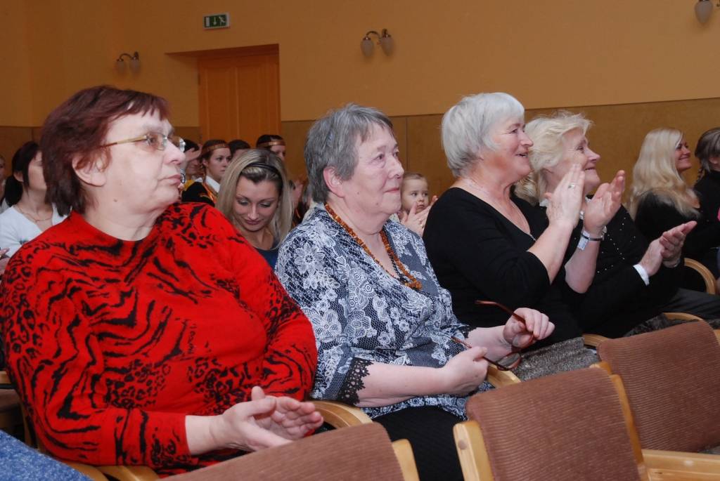 Uz Pāvilostas kultūras nama skatuves sestdien pirmās Dziesmu svētku repertuārā dejas skatītājiem rādīja jauniešu deju kolektīvi no Liepājas mākslinieciskās jaunrades centra “Vaduguns”, Liepājas Draudzīgā aicinājuma 5.vidusskolas,...