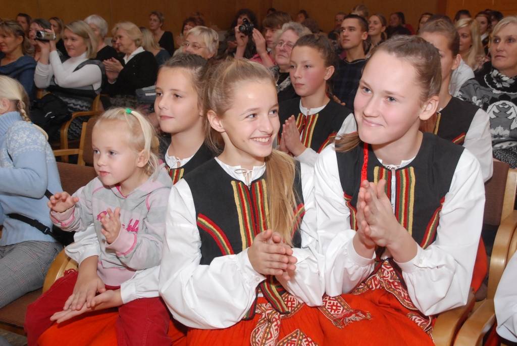 Uz Pāvilostas kultūras nama skatuves sestdien pirmās Dziesmu svētku repertuārā dejas skatītājiem rādīja jauniešu deju kolektīvi no Liepājas mākslinieciskās jaunrades centra “Vaduguns”, Liepājas Draudzīgā aicinājuma 5.vidusskolas,...