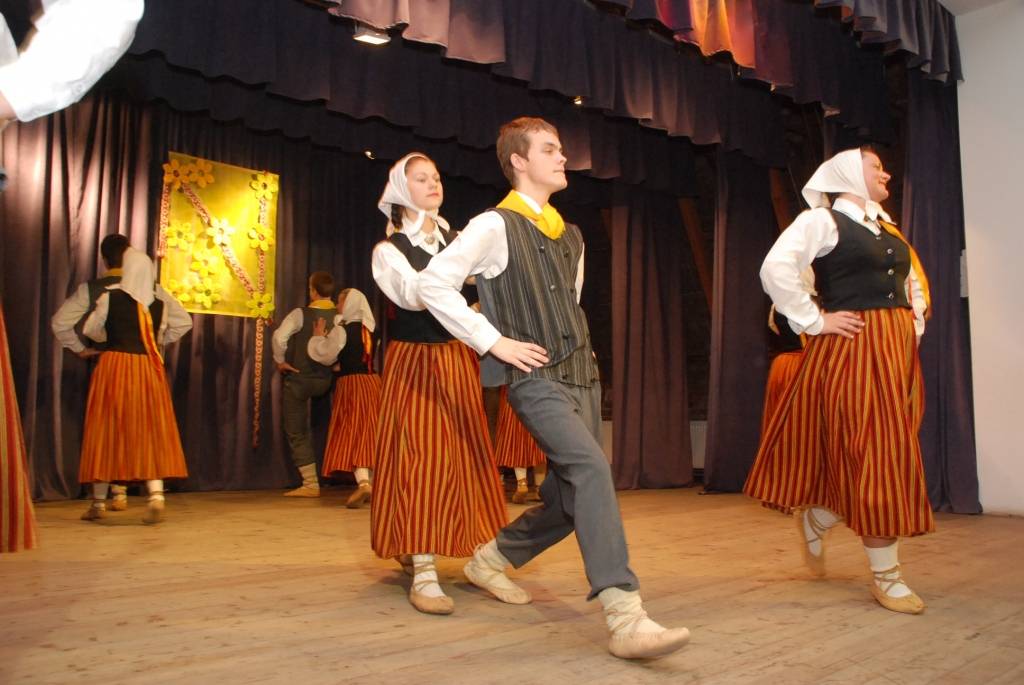 Uz Pāvilostas kultūras nama skatuves sestdien pirmās Dziesmu svētku repertuārā dejas skatītājiem rādīja jauniešu deju kolektīvi no Liepājas mākslinieciskās jaunrades centra “Vaduguns”, Liepājas Draudzīgā aicinājuma 5.vidusskolas,...