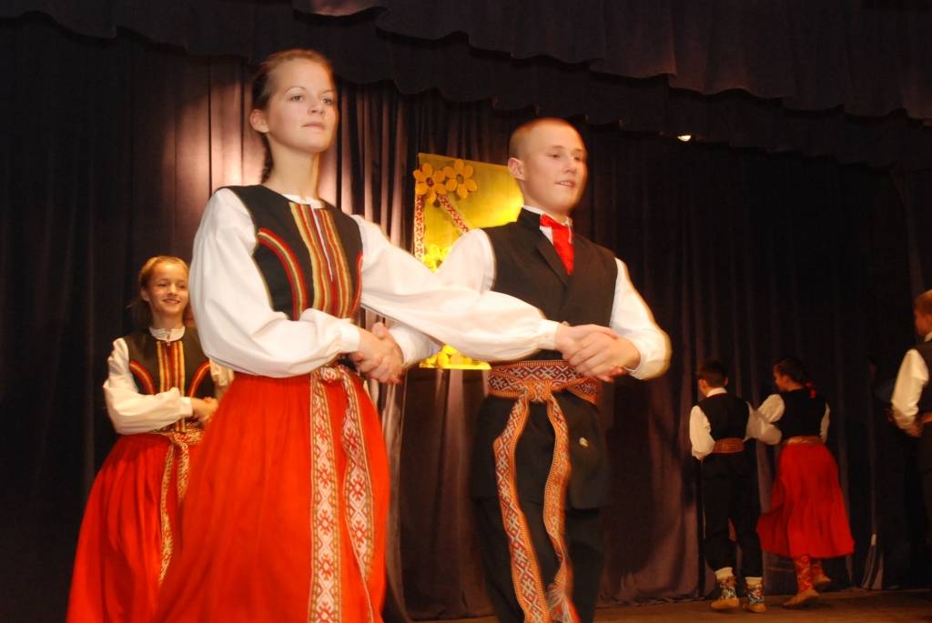 Uz Pāvilostas kultūras nama skatuves sestdien pirmās Dziesmu svētku repertuārā dejas skatītājiem rādīja jauniešu deju kolektīvi no Liepājas mākslinieciskās jaunrades centra “Vaduguns”, Liepājas Draudzīgā aicinājuma 5.vidusskolas,...