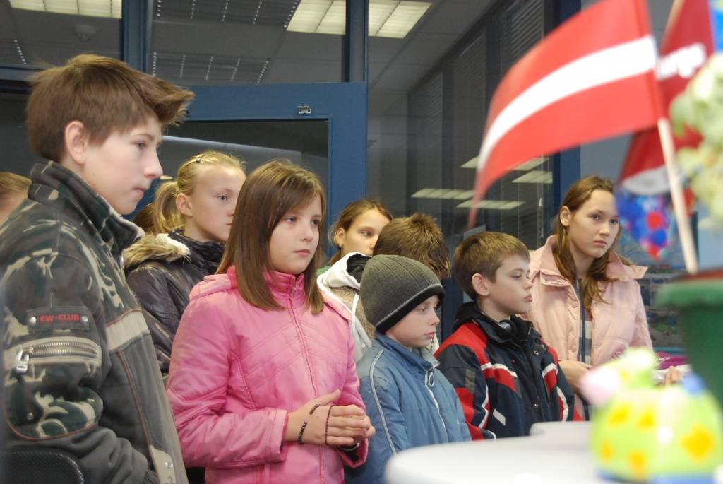 Šodien, 27. novembrī, laikraksta "Kursas Laiks" un portāla "Rekurzeme.lv" redakcijā viesojās Pāvilostas vidusskolas 6. klases audzēkņi klases audzinātājas Allas Lācītes vadībā. 

Skolēni vēlējās zināt, kā strādā žurnālisti, kā top avīze un...