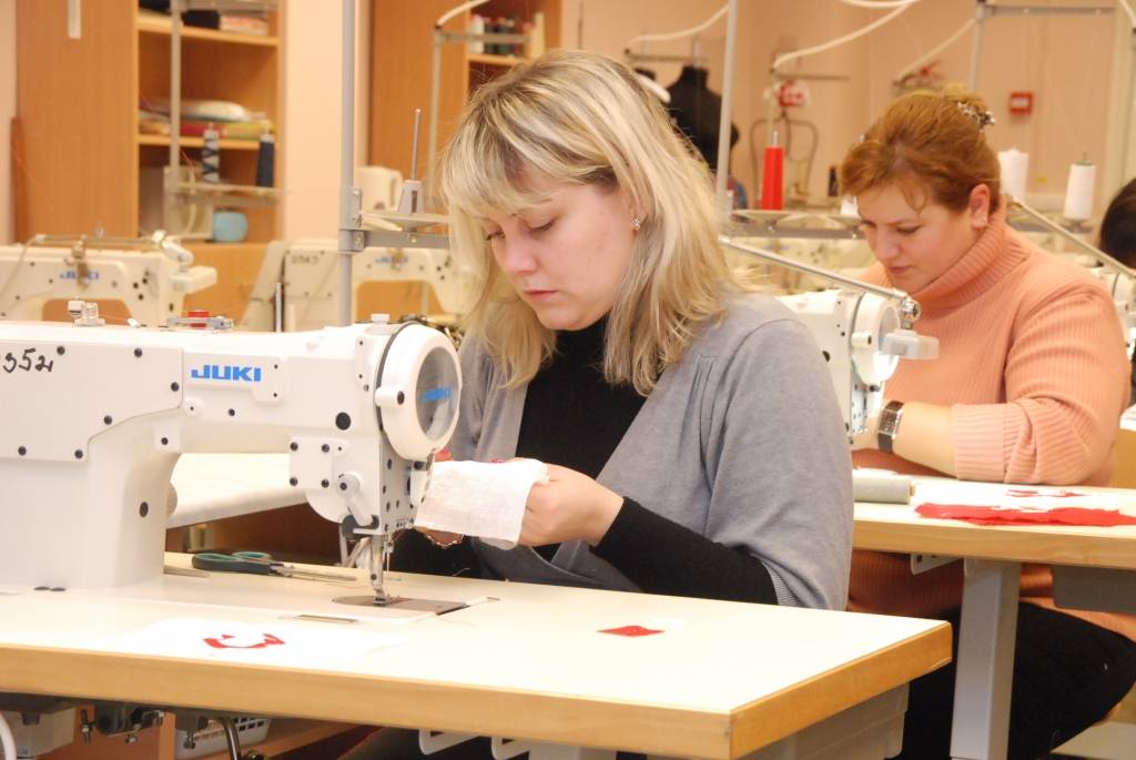 Lai iepriecinātu ne tikai sevi, bet arī liepājniekus un pilsētas viesus, Liepājas Tūrisma un tekstila skolas kolektīvs sācis gatavoties Ziemassvētkiem. Tirdzniecības centrā “Bāta” greznosies trīs egles, kuras būs izrotājuši jaunieši. 12....
Autors: Iluta Dreimane