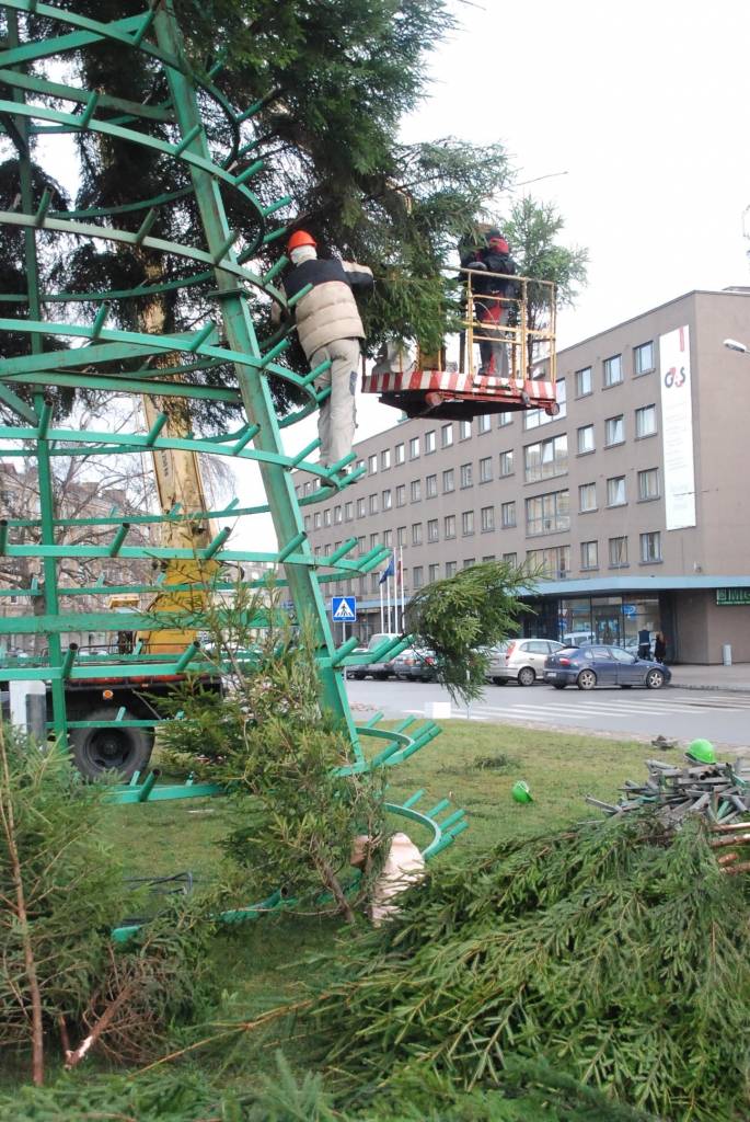 Šodien, 26. novembrī, Rožu laukumā sāk uzstādīt lielo svētku egli. 12 metrus augstā egle tiks veidota no 600 mazām eglītēm. Egles svinīgā iedegšana Rožu laukumā paredzēta 1. decembrī pulksten 18. Liepājas Bērnu un jaunatnes centra audzēkņi...