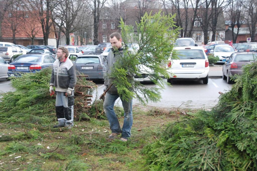 Šodien, 26. novembrī, Rožu laukumā sāk uzstādīt lielo svētku egli. 12 metrus augstā egle tiks veidota no 600 mazām eglītēm. Egles svinīgā iedegšana Rožu laukumā paredzēta 1. decembrī pulksten 18. Liepājas Bērnu un jaunatnes centra audzēkņi...