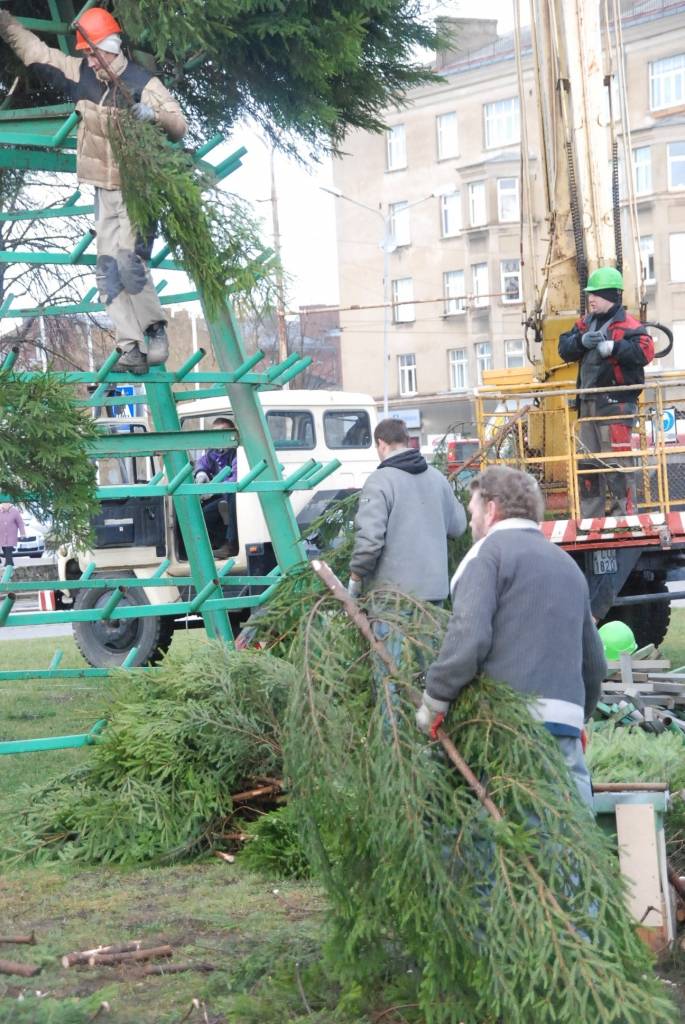 Šodien, 26. novembrī, Rožu laukumā sāk uzstādīt lielo svētku egli. 12 metrus augstā egle tiks veidota no 600 mazām eglītēm. Egles svinīgā iedegšana Rožu laukumā paredzēta 1. decembrī pulksten 18. Liepājas Bērnu un jaunatnes centra audzēkņi...
