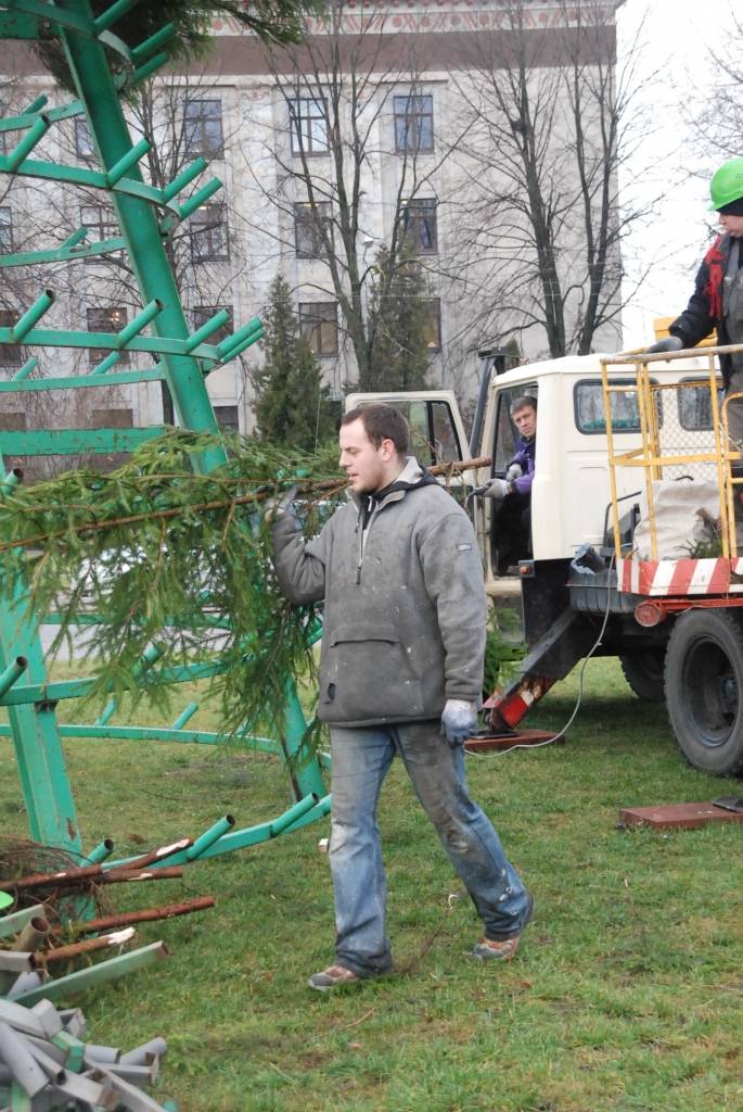 Šodien, 26. novembrī, Rožu laukumā sāk uzstādīt lielo svētku egli. 12 metrus augstā egle tiks veidota no 600 mazām eglītēm. Egles svinīgā iedegšana Rožu laukumā paredzēta 1. decembrī pulksten 18. Liepājas Bērnu un jaunatnes centra audzēkņi...
