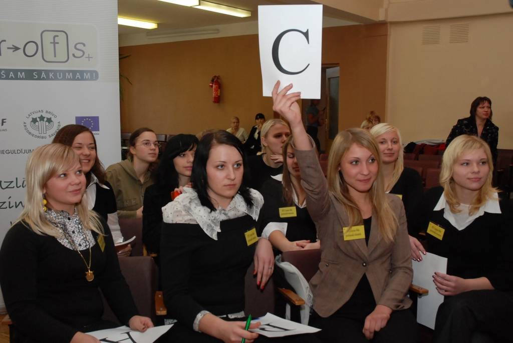 Liepājā noticis konkursa "Profs 2009" Kurzemes reģiona pusfināls. 11. decembrī uz konkursa “Profs 2009” finālu Bulduros dosies topošās sekretāres no Rīgas Tehniskās universitātes Liepājas filiāles Profesionālās vidusskolas 4. kursa....