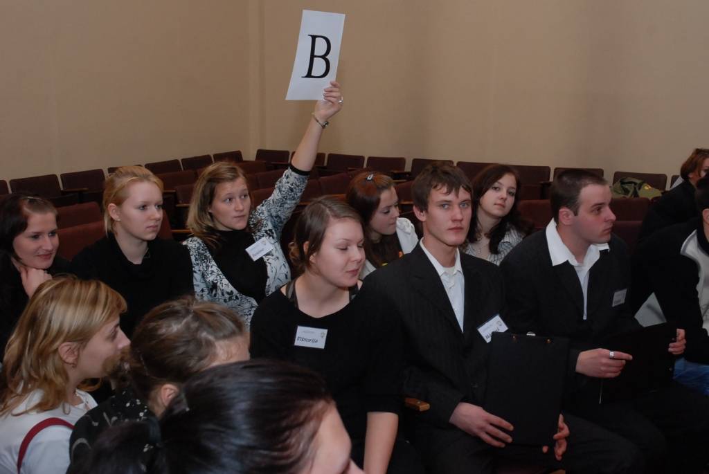 Liepājā noticis konkursa "Profs 2009" Kurzemes reģiona pusfināls. 11. decembrī uz konkursa “Profs 2009” finālu Bulduros dosies topošās sekretāres no Rīgas Tehniskās universitātes Liepājas filiāles Profesionālās vidusskolas 4. kursa....
