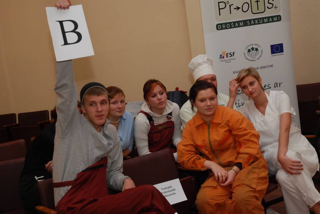 Liepājā noticis konkursa "Profs 2009" Kurzemes reģiona pusfināls. 11. decembrī uz konkursa “Profs 2009” finālu Bulduros dosies topošās sekretāres no Rīgas Tehniskās universitātes Liepājas filiāles Profesionālās vidusskolas 4. kursa....