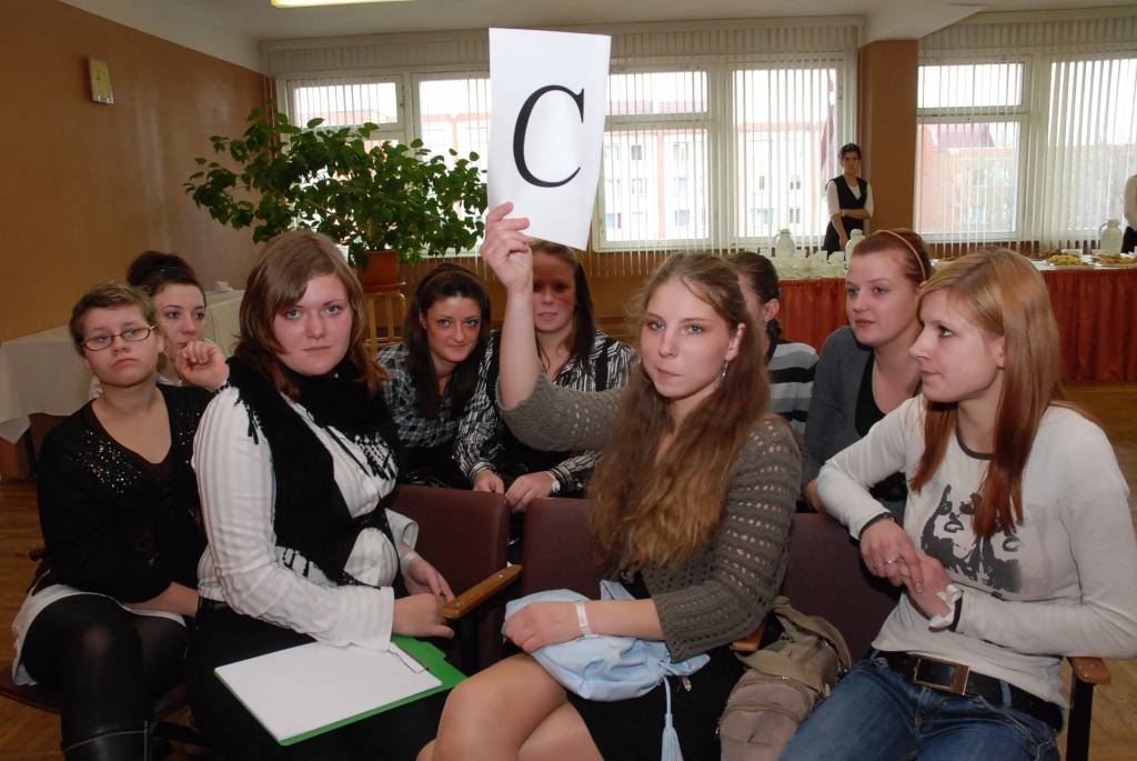 Liepājā noticis konkursa "Profs 2009" Kurzemes reģiona pusfināls. 11. decembrī uz konkursa “Profs 2009” finālu Bulduros dosies topošās sekretāres no Rīgas Tehniskās universitātes Liepājas filiāles Profesionālās vidusskolas 4. kursa....