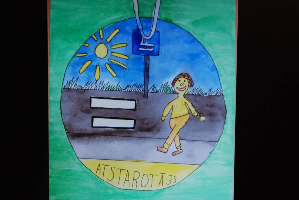 25 bērni piektdien tika sumināti kā radošā konkursa “Drošība manā valstī” uzvarētāji, un pirmo reizi Valsts policija sveica arī trīs skolas kā aktīvākās dalībnieces.
Valsts policijas Kurzemes reģiona pārvaldes vecākā inspektore Sintija...
Autors: Ilze Vainovska