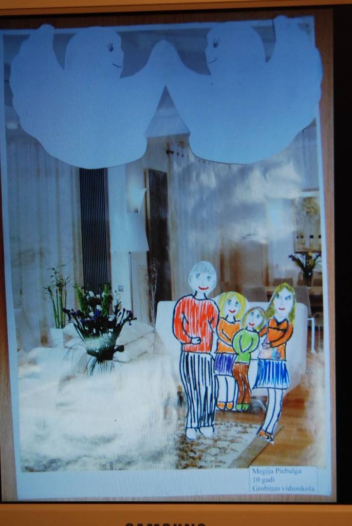 25 bērni piektdien tika sumināti kā radošā konkursa “Drošība manā valstī” uzvarētāji, un pirmo reizi Valsts policija sveica arī trīs skolas kā aktīvākās dalībnieces.
Valsts policijas Kurzemes reģiona pārvaldes vecākā inspektore Sintija...
Autors: Ilze Vainovska