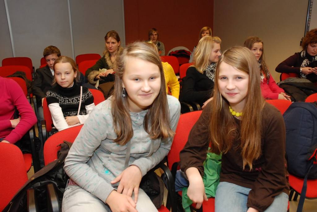 25 bērni piektdien tika sumināti kā radošā konkursa “Drošība manā valstī” uzvarētāji, un pirmo reizi Valsts policija sveica arī trīs skolas kā aktīvākās dalībnieces.
Valsts policijas Kurzemes reģiona pārvaldes vecākā inspektore Sintija...
Autors: Ilze Vainovska