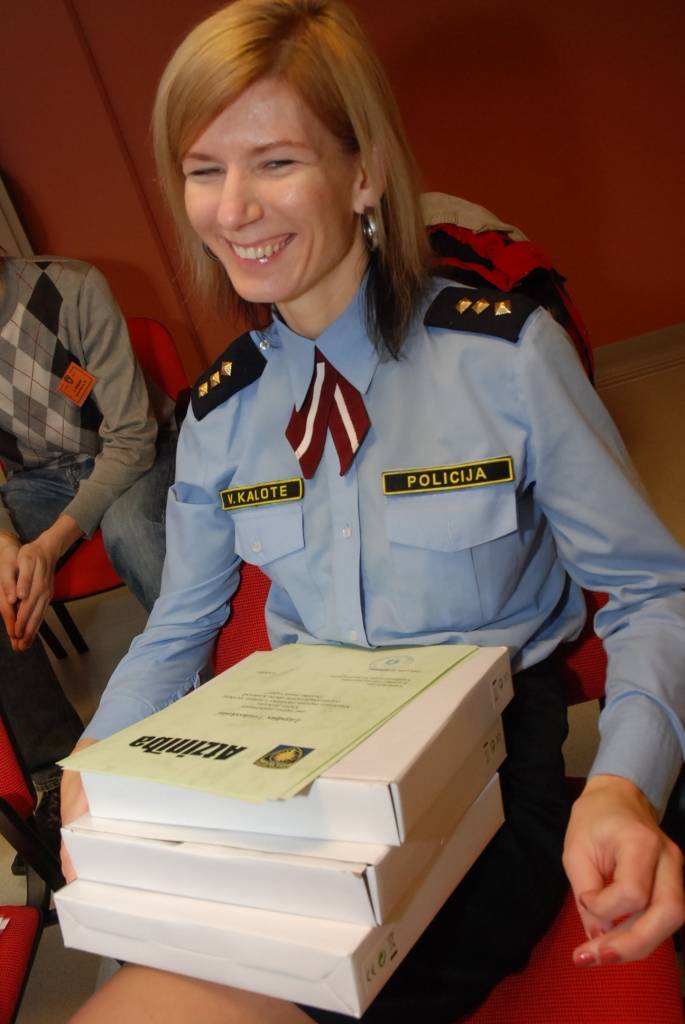 25 bērni piektdien tika sumināti kā radošā konkursa “Drošība manā valstī” uzvarētāji, un pirmo reizi Valsts policija sveica arī trīs skolas kā aktīvākās dalībnieces.
Valsts policijas Kurzemes reģiona pārvaldes vecākā inspektore Sintija...
Autors: Ilze Vainovska