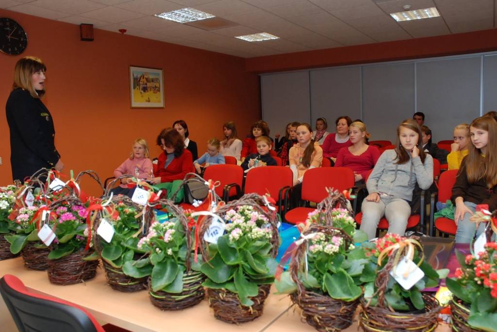 25 bērni piektdien tika sumināti kā radošā konkursa “Drošība manā valstī” uzvarētāji, un pirmo reizi Valsts policija sveica arī trīs skolas kā aktīvākās dalībnieces.
Valsts policijas Kurzemes reģiona pārvaldes vecākā inspektore Sintija...
Autors: Ilze Vainovska