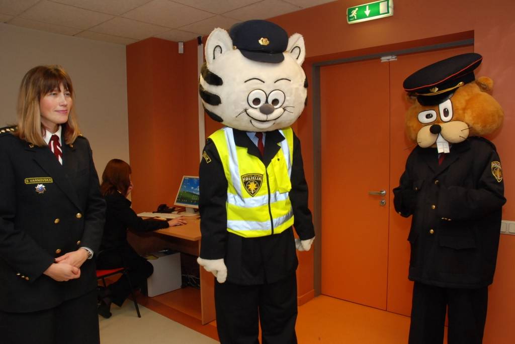 25 bērni piektdien tika sumināti kā radošā konkursa “Drošība manā valstī” uzvarētāji, un pirmo reizi Valsts policija sveica arī trīs skolas kā aktīvākās dalībnieces.
Valsts policijas Kurzemes reģiona pārvaldes vecākā inspektore Sintija...
Autors: Ilze Vainovska