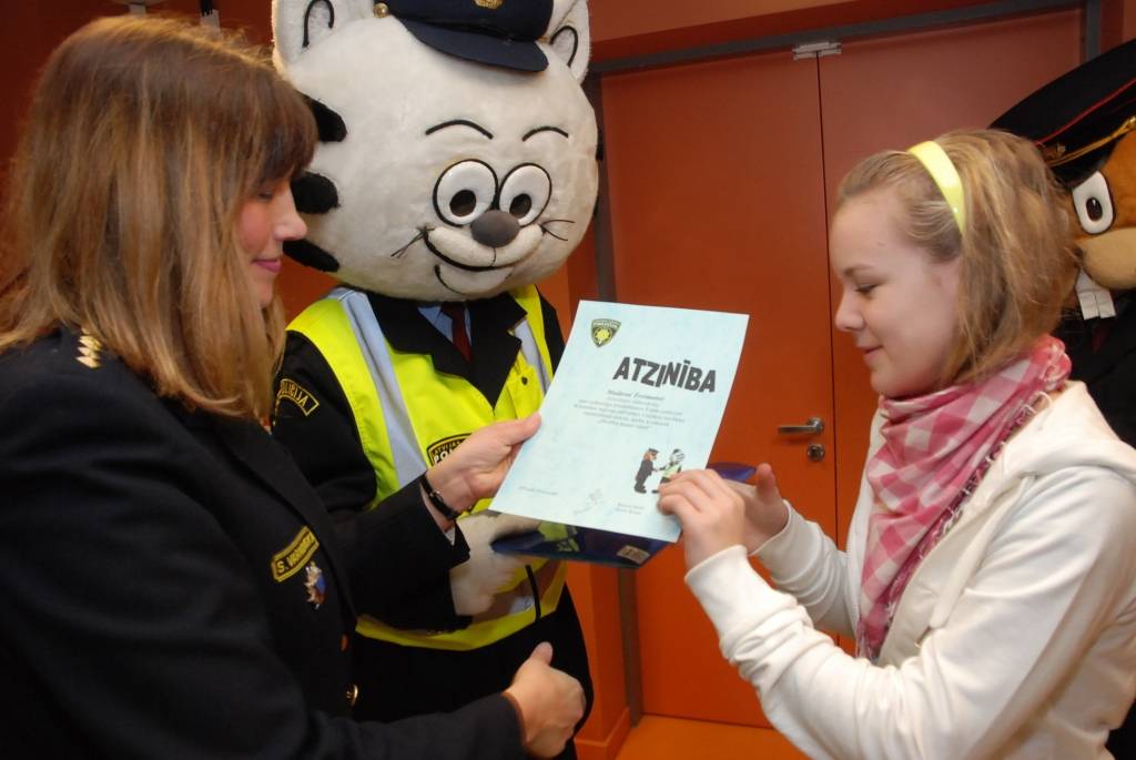 25 bērni piektdien tika sumināti kā radošā konkursa “Drošība manā valstī” uzvarētāji, un pirmo reizi Valsts policija sveica arī trīs skolas kā aktīvākās dalībnieces.
Valsts policijas Kurzemes reģiona pārvaldes vecākā inspektore Sintija...
Autors: Ilze Vainovska