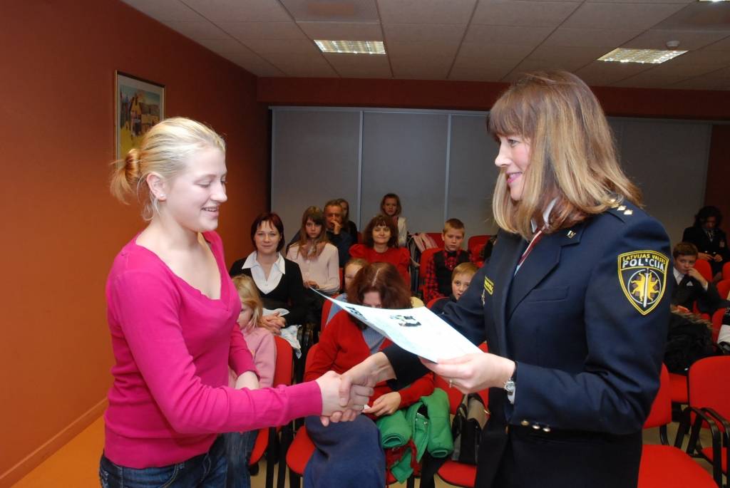 25 bērni piektdien tika sumināti kā radošā konkursa “Drošība manā valstī” uzvarētāji, un pirmo reizi Valsts policija sveica arī trīs skolas kā aktīvākās dalībnieces.
Valsts policijas Kurzemes reģiona pārvaldes vecākā inspektore Sintija...
Autors: Ilze Vainovska