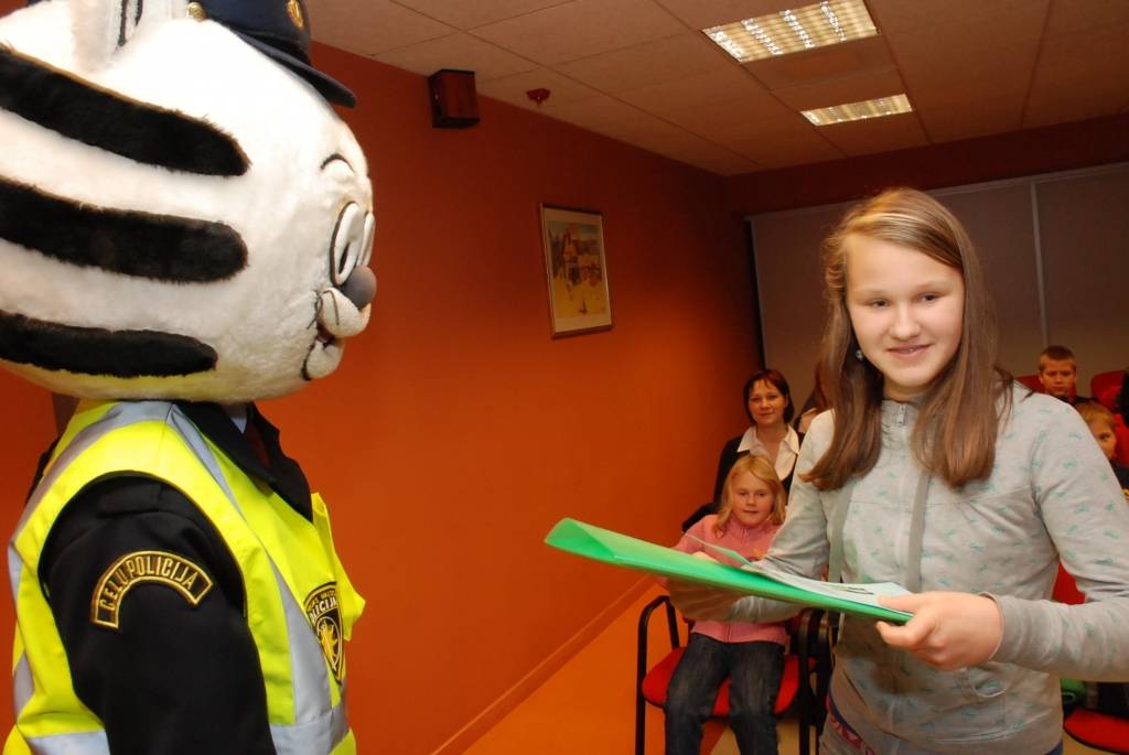 25 bērni piektdien tika sumināti kā radošā konkursa “Drošība manā valstī” uzvarētāji, un pirmo reizi Valsts policija sveica arī trīs skolas kā aktīvākās dalībnieces.
Valsts policijas Kurzemes reģiona pārvaldes vecākā inspektore Sintija...
Autors: Ilze Vainovska